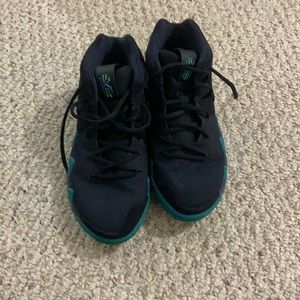 Youth Nike Kryie Irving size 7Y, Kryie 4s